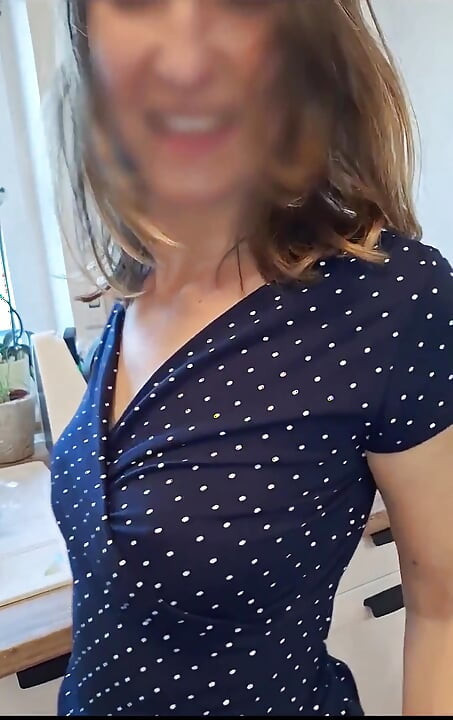 Fışkırtma, aşağılama ve mutfak dışkısına sokma - ateşli evli kadın/orta yaşlı seksi kadın mutfağında ve yemek masasında sert sikiliyor