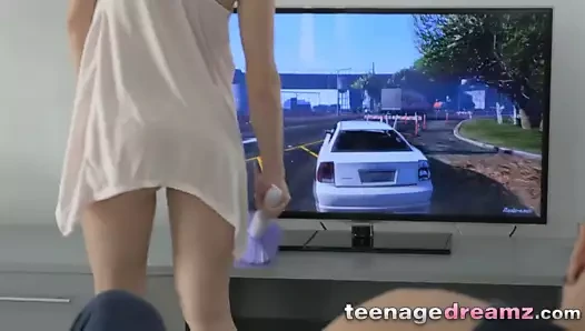 Avrupalı ​​genç kedi yalama için yüz sürmek