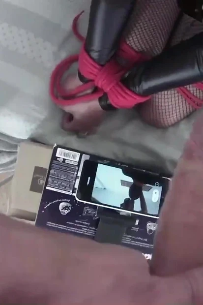 Милфу трахнули в рот с кляпом-кольцом