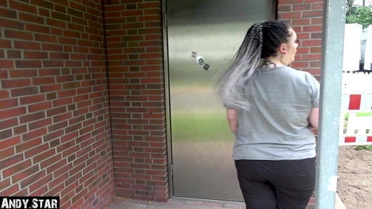 Büyük götlü Alman genç kız işiyor ve döllendikten sonra açık havada sikiliyor