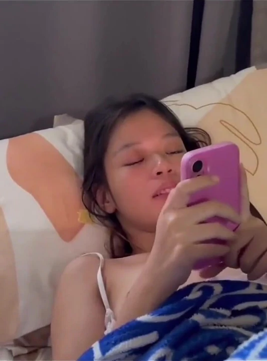 Gerçek Filipinli 18 yaşındaki mastürbasyon yapan kıllı amcık üvey erkek kardeşi tarafından yakalandı