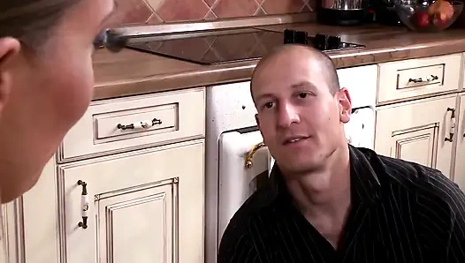 Dominant Sahibe Kel Köle Ayaklarına Tapınma Emri Veriyor