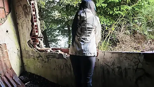 Büyük bir gotik terkedilmiş bir otelde sevişiyor - halka açık