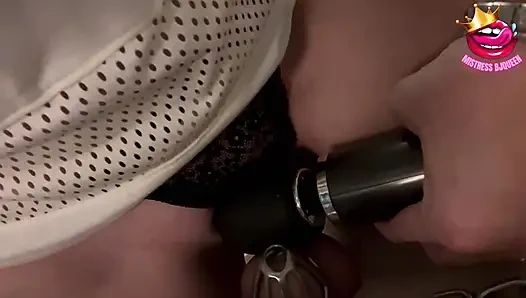 Bekaret kafesi titreşiyor ve sonra orgazmları çalıyorum