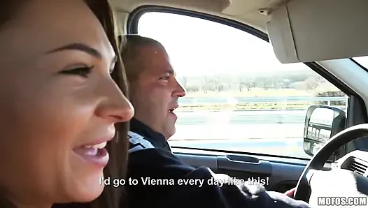Mofos - esmer Tricia genç kız Alexis sürücünün yarağını emdikten sonra yol kenarında grup seks partisi alıyor