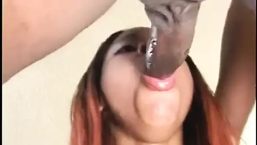 Черный ебарь трахает аккуратную бритую пизду горячей чирлидерши