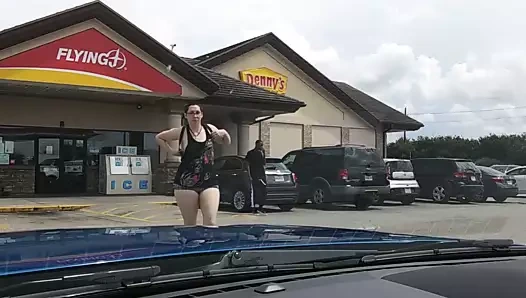 Gök gürültüsü uyluklarını gösteren Mickey inci yürüyüşü