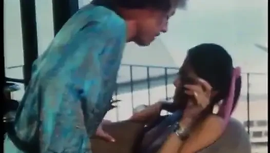 Ateşli genç erkek avcısı onu emdikten sonra ıslak amını büyük bir yarakla siktiriyor