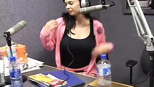 Honolulu'da Tera Patrick'in yer aldığı radyo röportajı