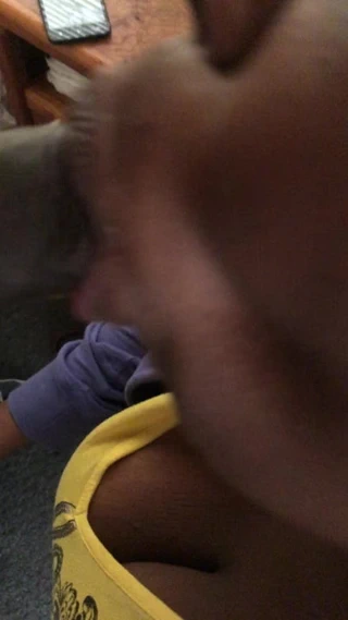 Yaşlı komşu kafasını emiyor ve fındık yutuyor.