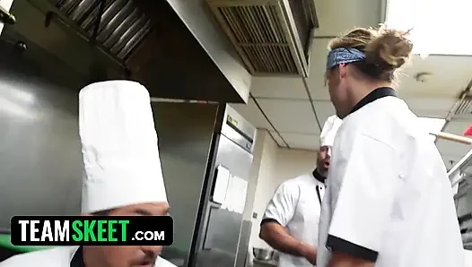 Minyon tavşan Fae vahşi bir restoranda tüm mutfak ekibini sikiyor