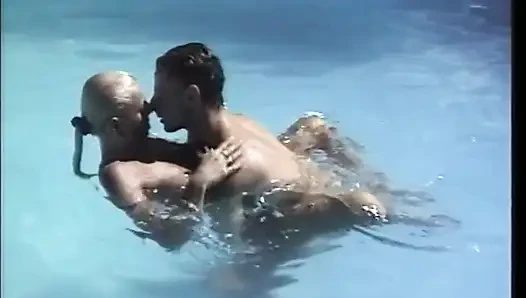 Genç çift yüzme havuzunda anal orgazm