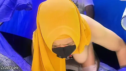 Istri muslim berhijab selingkuh sama kekasih rahasianya. Mereka berdua bercinta di dalam tenda kemping