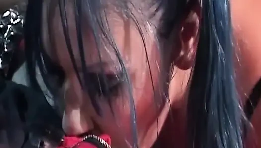 Mavi saçlı orta yaşlı seksi kadın kelepçeli delikanlının yarağını sert bir şekilde ağzına alıyor