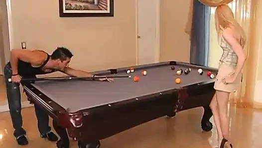 Liv Wylder küçük göğüsleriyle oyun odasında sikişiyor