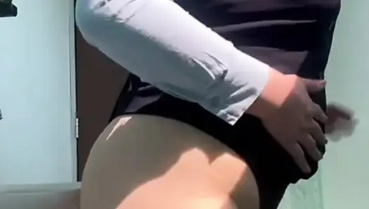 Tangalı güzel büyük götlü sekreter tüm üniformasını çıkarıyor ve gelene kadar ofiste mastürbasyon yapıyor
