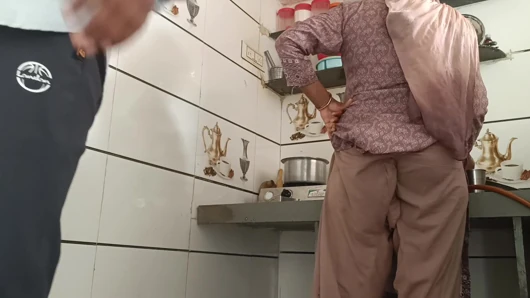 Rasoi mein bhabhi ji ke sath masti