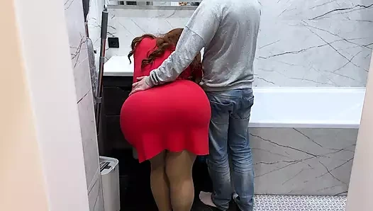 Büyük götlü üvey anne üvey oğlunun ona dokunmasına ve götten sikmesine izin veriyor