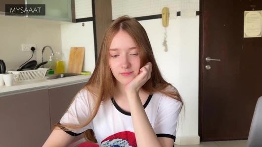 Üvey kız kardeş satrançta kayboldu ve amına iki kez boşalıyor