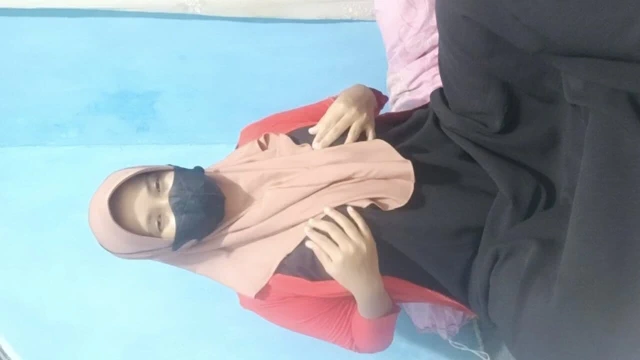 Tesettürlü kız susamış sıcaklıkla mastürbasyon yapıyor