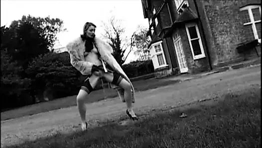 İngiliz posh totty işiyor açık havada