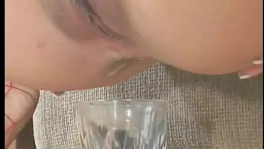 Sevimli sürtük sakso çektikten sonra sıkı göt deliğini siktiriyor