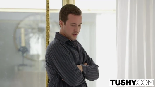 Tushy - çocuk bakıcısı kelsi monroe iş yerinde anal alır