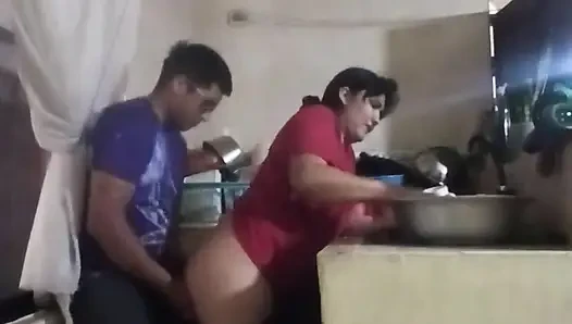 Karım oturma odasındayken hizmetçiyi mutfakta sikiyorum