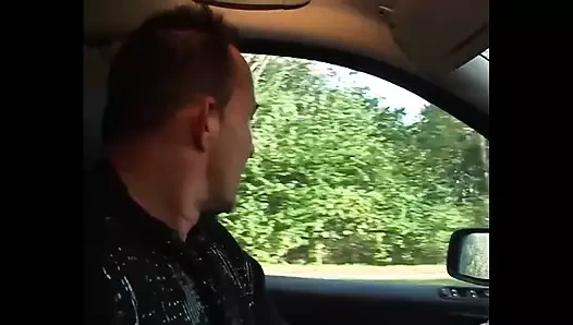 Esmer olgun kadın arabada sikiliyor