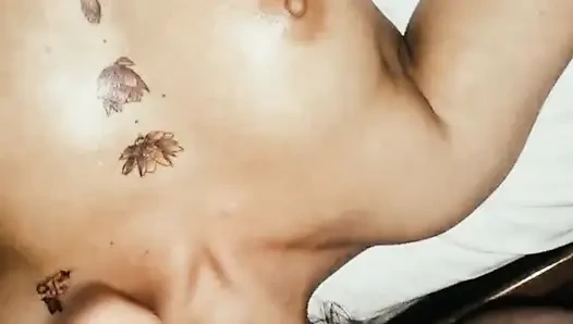 Bu küçük sürtük sakso çekmeyi biliyor
