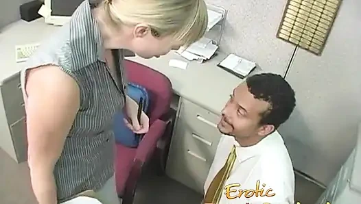 Kadın egemenliği orta yaşlı seksi kadın köle siyah yarağını sıvazladıktan sonra ayaklarına boşalıyor