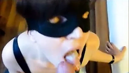 Siyah boşalmak içinde ağız ve yutmak