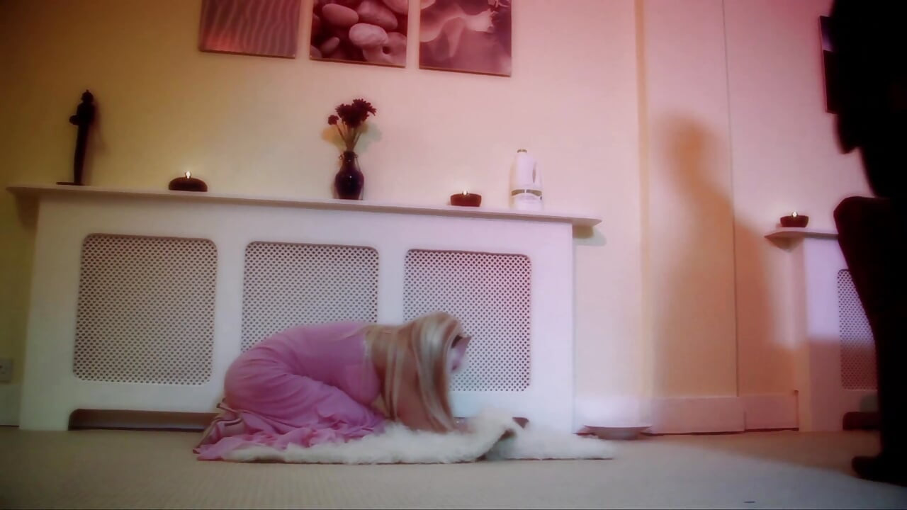 Cindy Behr süte ihtiyacı olan sevimli küçük pembe bir amcık