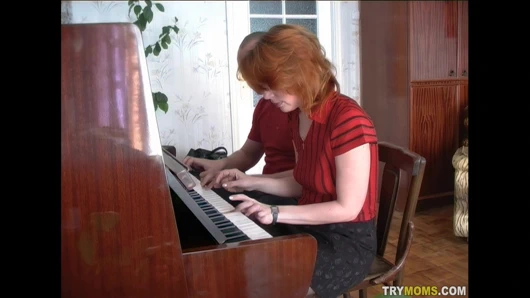 Utangaç orta yaşlı seksi kadın için piyano öğretmeniyle tutkulu seks