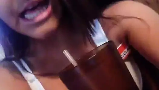 Hooters kız geğiriyor