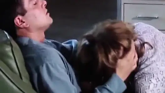 Büyük memeli esmer orta yaşlı seksi kadın yoğun masa sikişi seansı yapıyor