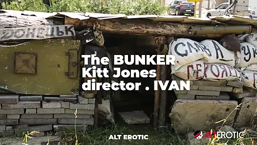 Dövmeli sarışın Kitt Jones klasik bir oyuncakla boşalıyor