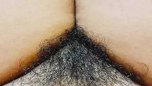 Amcığını ovuyor ve hızlı bir şekilde parmaklıyor ve sona kadar boşalıyor