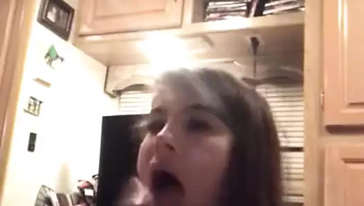 Güzel beyaz kız kafa verir