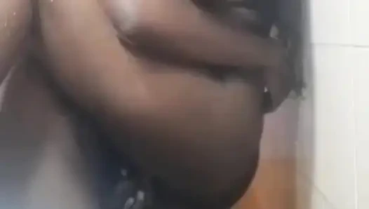 Mallu kız umumi tuvalette sert sikiliyor