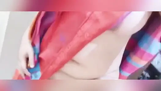 Sari ile göğüslerini gösteriyor