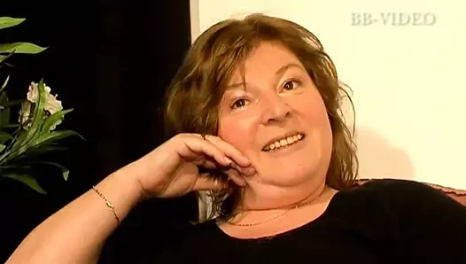 Azgın orta yaşlı seksi kadın en sevdiği dildoyla heyecanlanıyorken bacakları açık halde filme alınmaya hazır