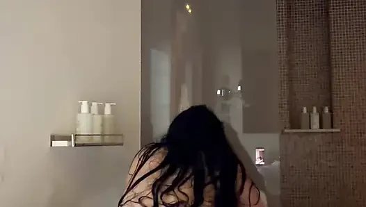 Ateşli jakuzi seansı sıcak köpük banyosunda tutkulu kucak yolculuğu ıslak samimi anlar ve seksi çift eğlencesi