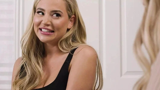 ADULT TIME - azgın lezbiyen iş arkadaşları Emma Hix ve Blake Flower mola odasında öğle yemeği için amcık yiyor