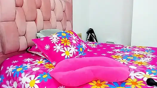 Üvey kız amında ve götünde dildo sikiyor