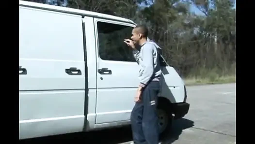 Ateşli adam açık havada sert sikiliyor