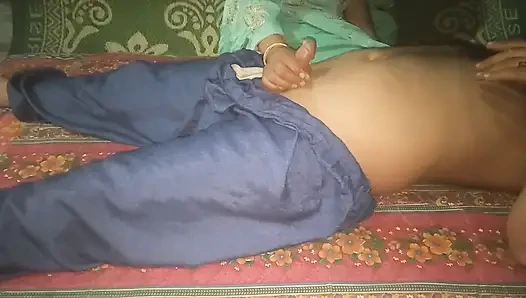 Öğretmen sevimli ateşli bakire öğrencisini baştan çıkardı. Hintli bakire liseli kız ilk kez (sınıf) öğretmenle seks yapıyor