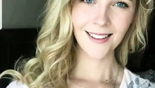 Beyaz sarışın dizlerinin üzerinde emme