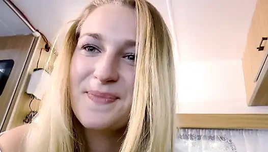 Ateşli genç sarışın yabancının büyük yarağıyla sikiliyor ve emiyor