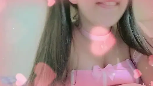 Sevimli küçük tavşanın senin için sert ve büyük bir havuç alıyor ve inliyor